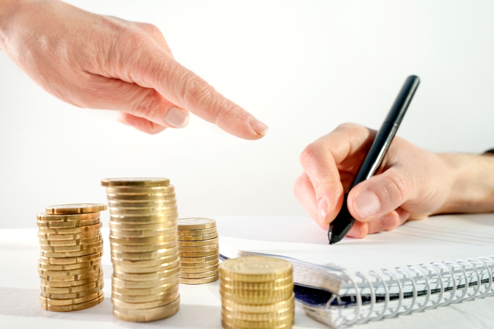 The boss's hand explains the planning of financial expenses, income, cash flow, business strategy.