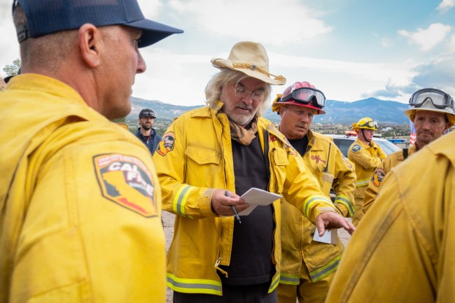THE LOST BUS, director Paul Greengrass (center), on set, 2025. ph: Melinda Sue Gordon / © Apple TV+ / Courtesy Everett Collection